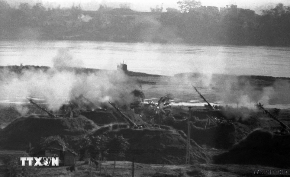 Trận địa pháo cao xạ Hà Nội bảo vệ cầu Long Biên nhả đạn vào máy bay Mỹ. (Ảnh: Minh Lộc/TTXVN)