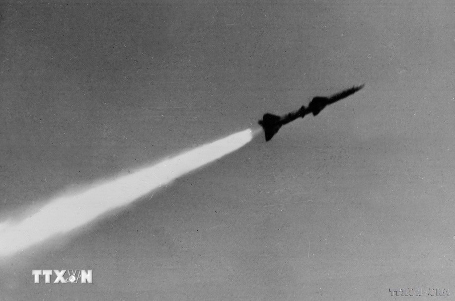 Trong Chiến dịch “Hà Nội - Điện Biên Phủ trên không” tháng 12/1972, Không quân nhân dân Việt Nam đã bắn rơi 7 chiếc máy bay, trong đó có 2 “Siêu pháo đài bay B-52”. Các biên đội không quân 8 lần phá vỡ đội hình bay chiến đấu của địch, tạo điều kiện cho tên lửa và các lực lượng phòng không đánh thắng. Trong ảnh: Tên lửa của bộ đội ta xuất kích. (Ảnh: TTXVN)