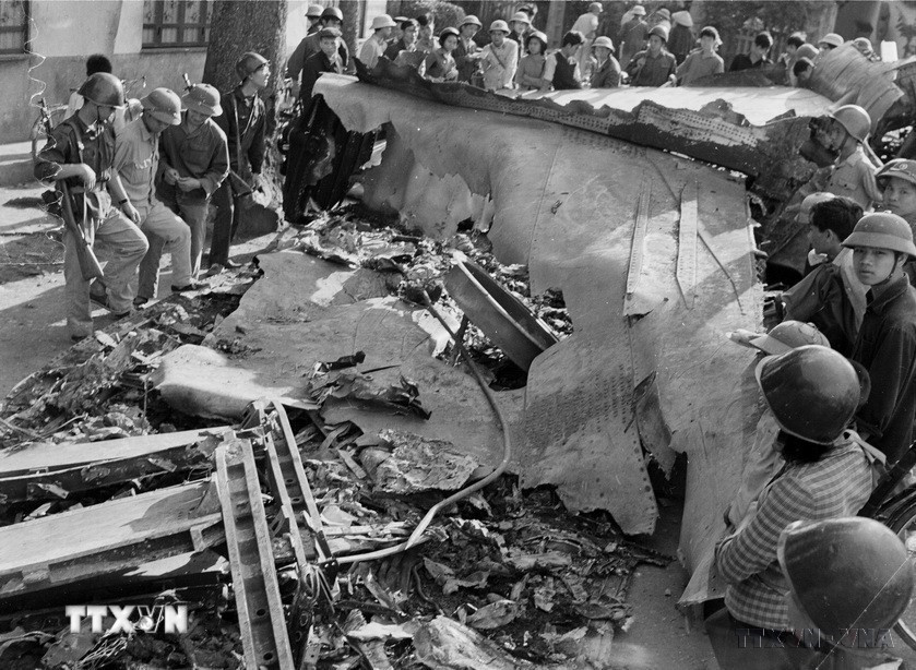 Xác máy bay ném bom B-52 bị tên lửa của Tiểu đoàn 72, Sư đoàn 361 bắn rơi tại chỗ xuống phố Hoàng Hoa Thám (Hà Nội) đêm 27/12/1972. (Ảnh: Minh Trường/TTXVN)