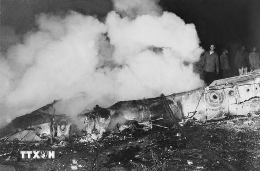 Xác máy bay ném bom chiến lược B-52 của Mỹ bị quân và dân Hà Nội bắn rơi đêm 26/12/1972. (Ảnh: TTXVN)