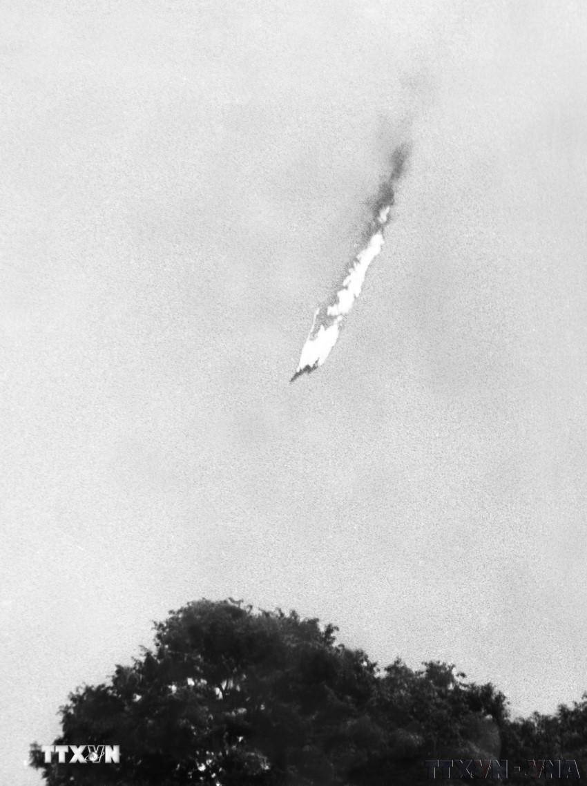 Một trong 5 chiếc máy bay Mỹ bị quân và dân Hà Nội bắn rơi ngày 27/6/1972 bốc cháy trên bầu trời thủ đô. Đây là chiếc máy bay Mỹ thứ 3700 bị bắn rơi ở miền Bắc. (Ảnh: Tư liệu TTXVN)