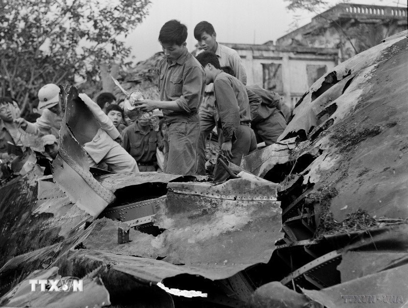 Xác máy bay B.52 của Mỹ bị quân và dân Thủ đô bắn rơi hồi 23h, ngày 27/12/1972, tại ngõ 2 Thụy Khuê. (Ảnh: Minh Trường/TTXVN)