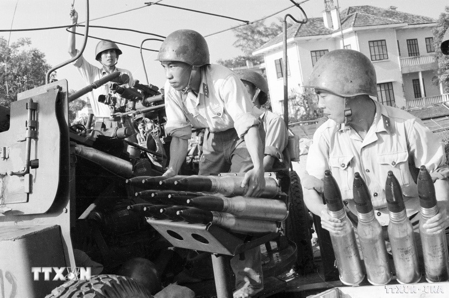 Chiến sĩ đại đội 4 pháo cao xạ luyện tập, sẵn sàng chiến đấu, bảo vệ Thủ đô. (Ảnh: TTXVN)