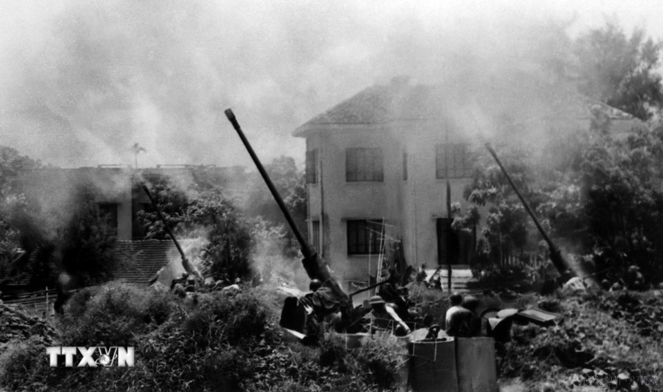 Đại đội 4 pháo cao xạ bảo vệ Thủ đô nổ súng trừng trị máy bay Mỹ. (Ảnh: Văn Bảo/TTXVN)