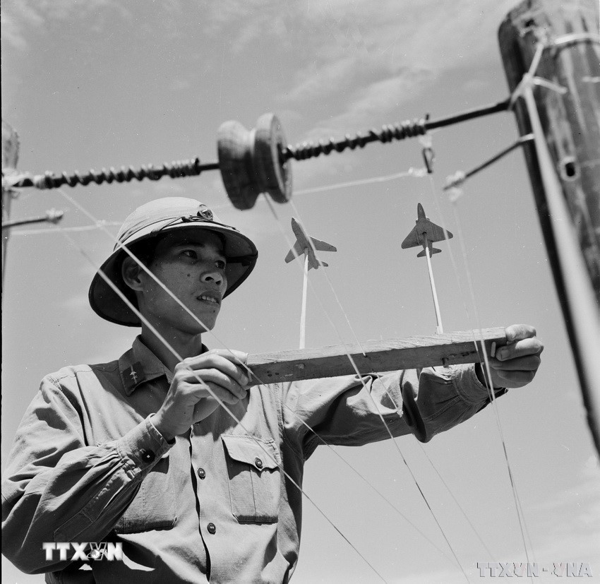 Chiến sĩ trinh sát Nguyễn Phú Cường, đại đội 1, đoàn Tam Đảo pháo cao xạ Thanh Hóa giỏi trong chiến đấu và luyện tập, phát huy nhiều sáng kiến như làm mô hình nhận dạng mức di động của địch, phục vụ đơn vị luyện tập và chiến đấu thắng địch. (Ảnh: Vũ Hanh/TTXVN)