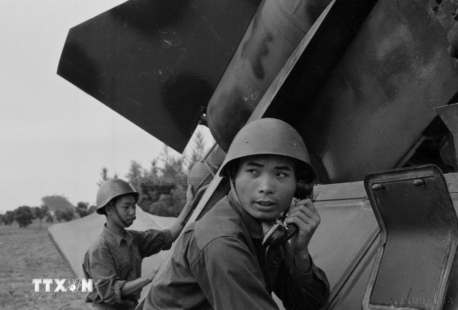 Chiến sĩ phân đội 6, bộ đội tên lửa bảo vệ thủ đô chiến đấu dũng cảm, mưu trí góp phần cùng quân dân Hà Nội bắn rơi nhiều máy bay B-52 của Mỹ trong những ngày cuối tháng 12/1972. (Ảnh: Văn Bảo/TTXVN)