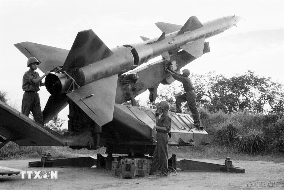 Bộ đội tên lửa phòng không là lực lượng nòng cốt trong chiến thắng Hà Nội - Điện Biên Phủ trên không tháng 12/1972, đập tan thần tượng "Siêu pháo đài bay B-52" của không lực Hoa Kỳ. Trong ảnh: Phân đội 57, bộ đội tên lửa bảo vệ thủ đô bắn rơi tại chỗ chiếc máy bay Mỹ thứ 3700, ngày 27/6/1972 trên vùng trời Hà Nội. (Ảnh: Ngọc Quán/TTXVN)