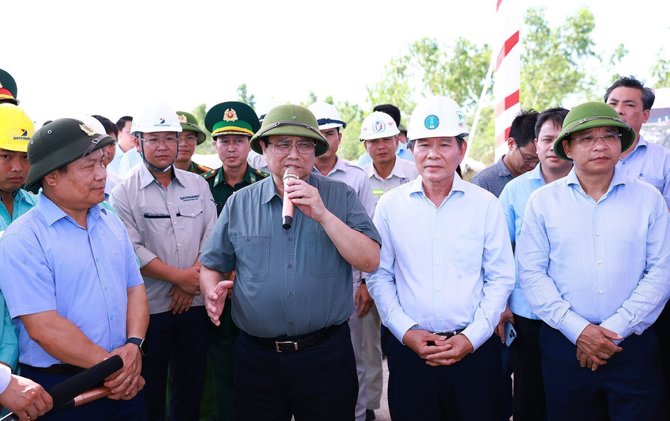 Thủ tướng Phạm Minh Chính giao nhiệm vụ cho các đơn vị thi công đường ven biển và cầu Nhật Lệ 3. (Ảnh: Dương Giang/TTXVN)