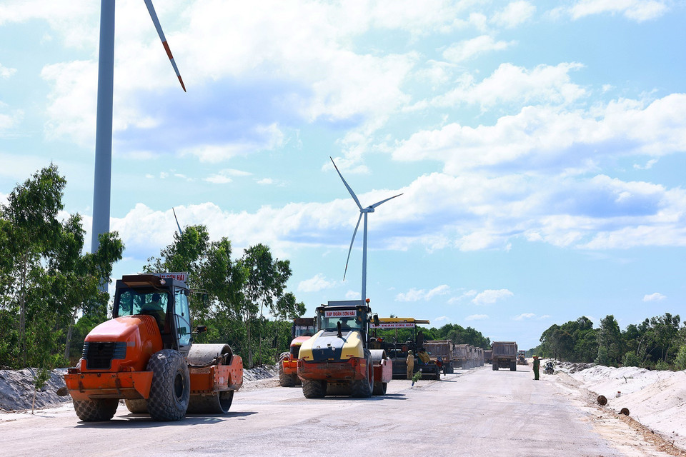 Các đơn vị thi công đường ven biển Quảng Bình. (Ảnh: Dương Giang/TTXVN)