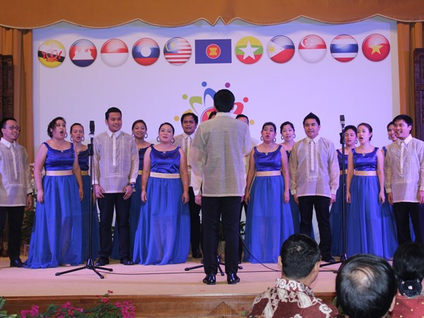 Tiết mục hát acapella của các nghệ sĩ đến từ Philippines trình diễn tại Đêm hội các nước ASEAN 2015 (Singapore) tổ chức tại Sứ quán Indonesia, tối 26/11. (Ảnh: Hải-Bình/Vietnam+)