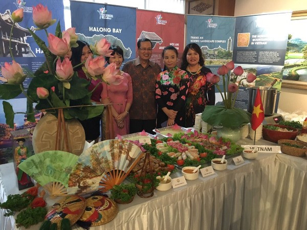 Đại sứ Việt Nam tại Singapore Nguyễn Tiến Minh và các chị em cán bộ, phu nhân tại gian hàng ẩm thực rực rỡ sắc màu của Việt Nam tham dự Đêm hội ASEAN 2015. (Ảnh: Hải-Bình/Vietnam+)