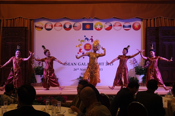 Điệu múa quen thuộc của các nghệ sĩ đến từ Vương quốc Thái Lan. (Ảnh: Hải-Bình/Vietnam+)