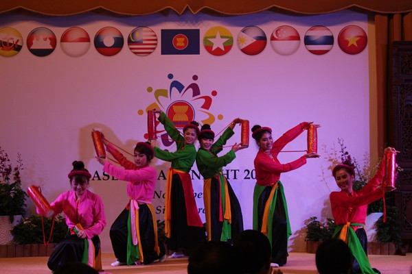 Tiết mục múa Trống cơm của Việt Nam nhận được nhiều sự quan tâm của các khách mời tham dự Đêm hội các nước ASEAN 2015. (Ảnh: Hải-Bình/Vietnam+)