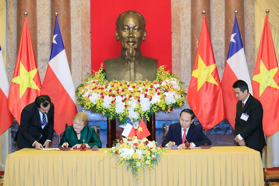 Chủ tịch nước Trần Đại Quang và Tổng thống nước Cộng hòa Chile Michelle Bachelet Jeria ký Tuyên bố chung. (Ảnh: Nhan Sáng/TTXVN)