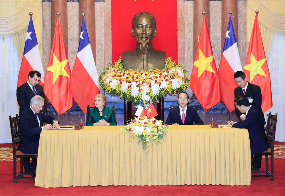 Chủ tịch nước Trần Đại Quang và Tổng thống nước Cộng hòa Chile Michelle Bachelet Jeria chứng kiến Lễ ký các văn kiện hợp tác giữa hai nước. (Ảnh: Nhan Sáng/TTXVN)