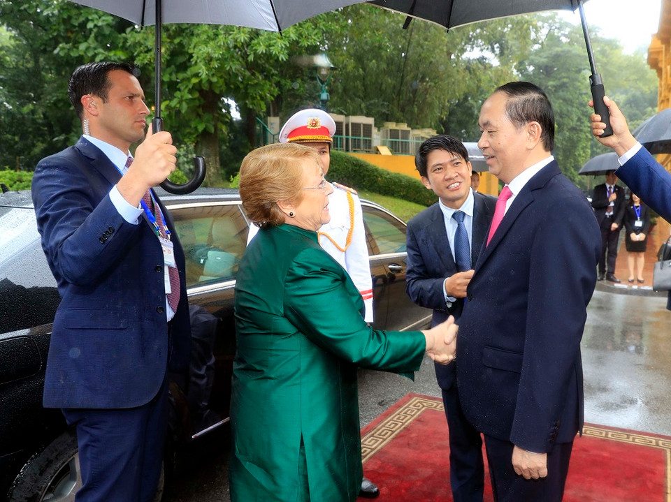 Chủ tịch nước Trần Đại Quang đón Tổng thống Cộng hòa Chile Michelle Bachelet Jeria. (Ảnh: Nhan Sáng/TTXVN)