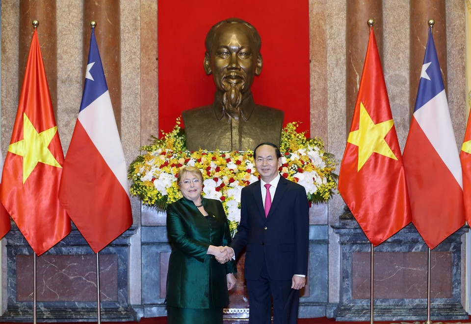 Chủ tịch nước Trần Đại Quang đón Tổng thống Cộng hòa Chile Michelle Bachelet Jeria. (Ảnh: Nhan Sáng/TTXVN)