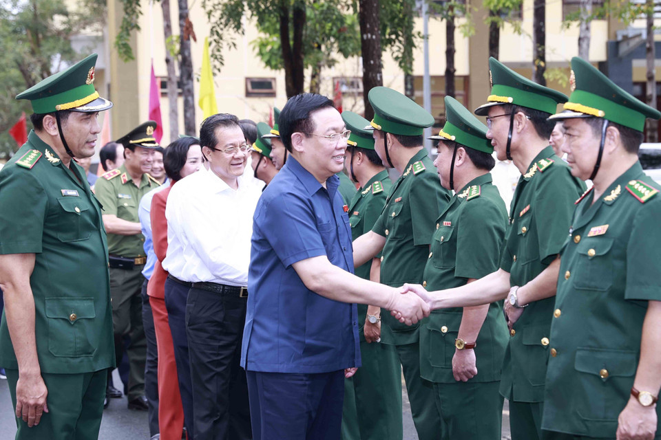 Cán bộ, Chỉ huy Bộ đội Biên phòng tỉnh An Giang đón Chủ tịch Quốc hội Vương Đình Huệ. (Ảnh: Doãn Tấn/TTXVN)