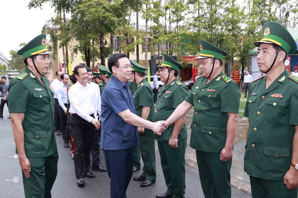 Cán bộ, Chỉ huy Bộ đội Biên phòng tỉnh An Giang đón Chủ tịch Quốc hội Vương Đình Huệ. (Ảnh: Doãn Tấn/TTXVN)