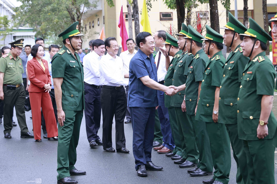 Cán bộ, Chỉ huy Bộ đội Biên phòng tỉnh An Giang đón Chủ tịch Quốc hội Vương Đình Huệ. (Ảnh: Doãn Tấn/TTXVN)