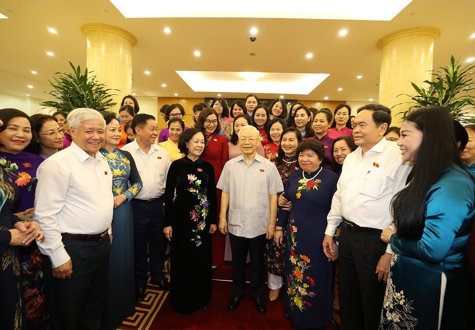 Tổng Bí thư Nguyễn Phú Trọng cùng các đồng chí lãnh đạo Đảng, Nhà nước trong buổi gặp mặt Nhóm Nữ Đại biểu Quốc hội Việt Nam khóa XV. (Ảnh: Trí Dũng/TTXVN)