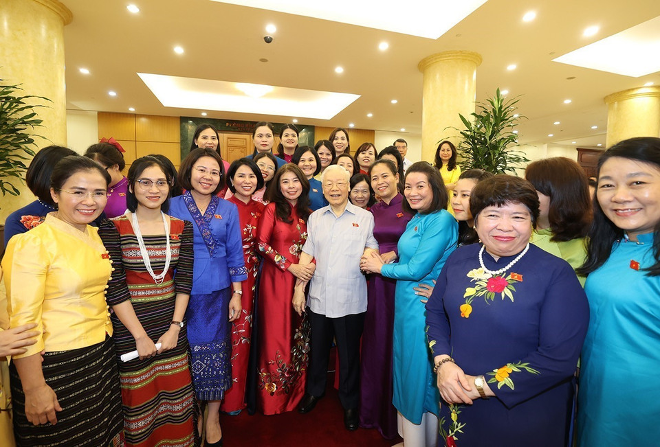 Tổng Bí thư Nguyễn Phú Trọng cùng các đồng chí lãnh đạo Đảng, Nhà nước trong buổi gặp mặt Nhóm Nữ Đại biểu Quốc hội Việt Nam khóa XV. (Ảnh: Trí Dũng/TTXVN)