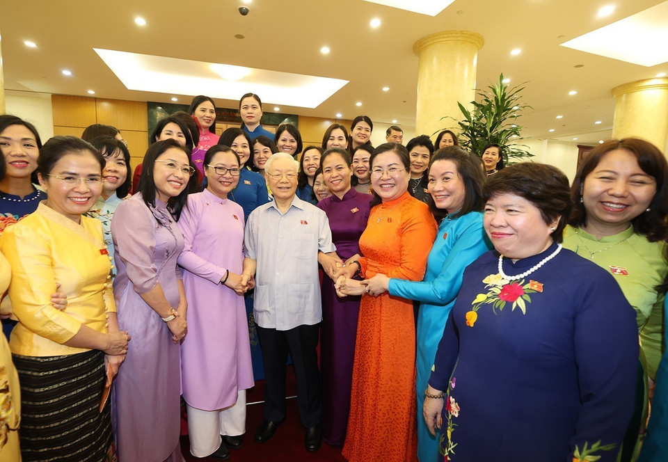 Tổng Bí thư Nguyễn Phú Trọng cùng các đồng chí lãnh đạo Đảng, Nhà nước trong buổi gặp mặt Nhóm Nữ Đại biểu Quốc hội Việt Nam khóa XV. (Ảnh: Trí Dũng/TTXVN)