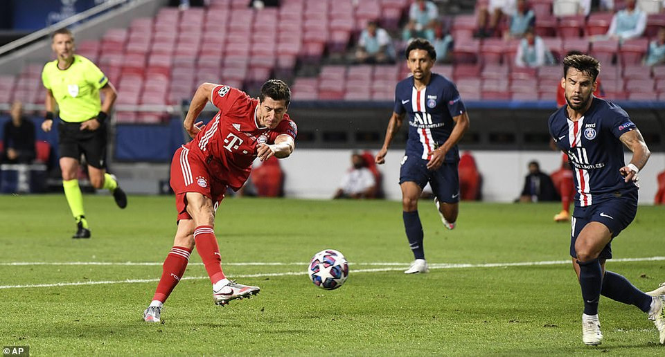 Chỉ 4 phút sau, Bayern đáp trả bằng pha dứt điểm đẳng cấp của Lewandowski nhưng bóng lại đi trúng mép ngoài cột dọc đáng tiếc. (Nguồn: AP)