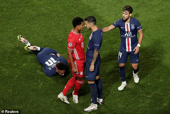 Tuy nhiên, sang hiệp 2, Neymar đã tập trung vào 'diễn' nhiều hơn là thi đấu với những pha ăn vạ... (Nguồn: Reuters)