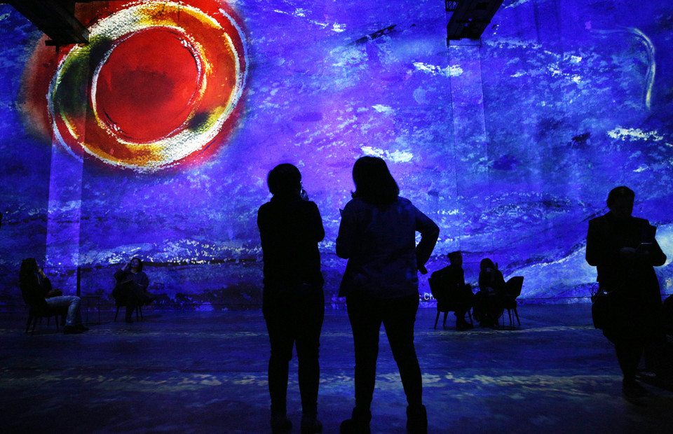 Triển lãm kỹ thuật số Hành trình quanh Địa Trung Hải tại thủ đô Paris, Pháp, tái hiện bằng máy chiếu các tác phẩm nghệ thuật của 20 nghệ sỹ lừng danh như Renoir, Monet, Matisse, Chagall..., trong không gian triển lãm 2.000m2 mang màu sắc Địa Trung Hải, với nhiều trường phái từ ấn tượng đến hiện đại. (Ảnh: THX/TTXVN)