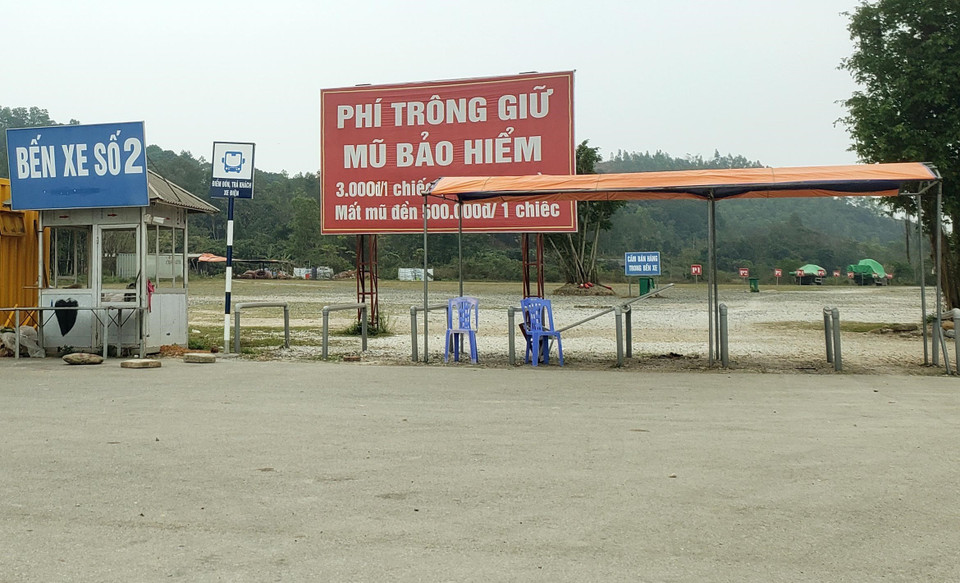 Bãi trông giữ xe cho khách du lịch Tây Thiên trống trải không có phương tiện. (Ảnh: Hoàng Hùng/TTXVN)