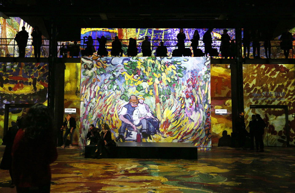Triển lãm kỹ thuật số Hành trình quanh Địa Trung Hải tại thủ đô Paris, Pháp, tái hiện bằng máy chiếu các tác phẩm nghệ thuật của 20 nghệ sỹ lừng danh như Renoir, Monet, Matisse, Chagall..., trong không gian triển lãm 2.000m2 mang màu sắc Địa Trung Hải, với nhiều trường phái từ ấn tượng đến hiện đại. (Ảnh: THX/TTXVN)