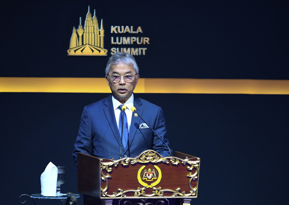 Biến động chính trị tại Malaysia bùng nổ chiều 24/2/2020 khi Thủ tướng Mahathir Mohamad gửi đơn xin từ chức lên Quốc vương, đồng thời tuyên bố rời bỏ chức vụ Chủ tịch đảng Bersatu. Cho tới chiều 27/2, Quốc vương Malaysia Abdullah Ri'ayatuddin Al-Mustafa Billah Shah (trong ảnh), người đã tiến hành tham vấn riêng rẽ với 222 thành viên Hạ viện Malaysia trong 2 ngày nhằm xác định nhân vật nào nhận được sự ủng hộ của đa số để có thể trở thành tân Thủ tướng, vẫn chưa có quyết định cuối cùng. (Ảnh: AFP/TTXVN)