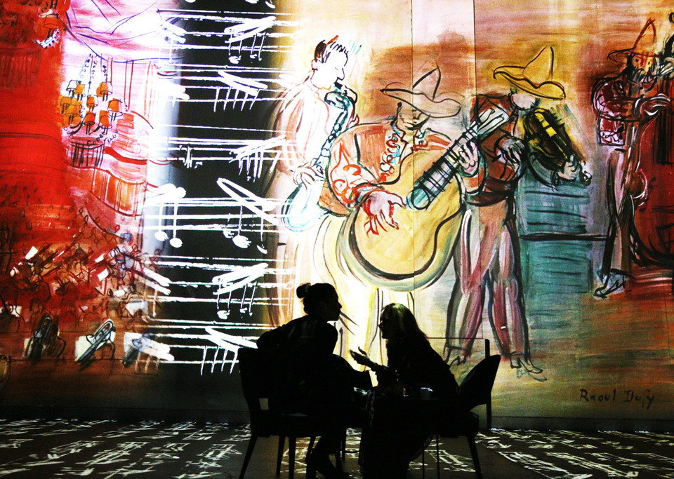 Triển lãm kỹ thuật số Hành trình quanh Địa Trung Hải tại thủ đô Paris, Pháp, tái hiện bằng máy chiếu các tác phẩm nghệ thuật của 20 nghệ sỹ lừng danh như Renoir, Monet, Matisse, Chagall..., trong không gian triển lãm 2000m2 mang màu sắc Địa Trung Hải, với nhiều trường phái từ ấn tượng đến hiện đại. (Ảnh: THX/TTXVN)