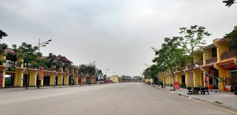 Hai bên lối vào khu danh thắng Tây Thiên vắng vẻ. (Ảnh: Hoàng Hùng/TTXVN)