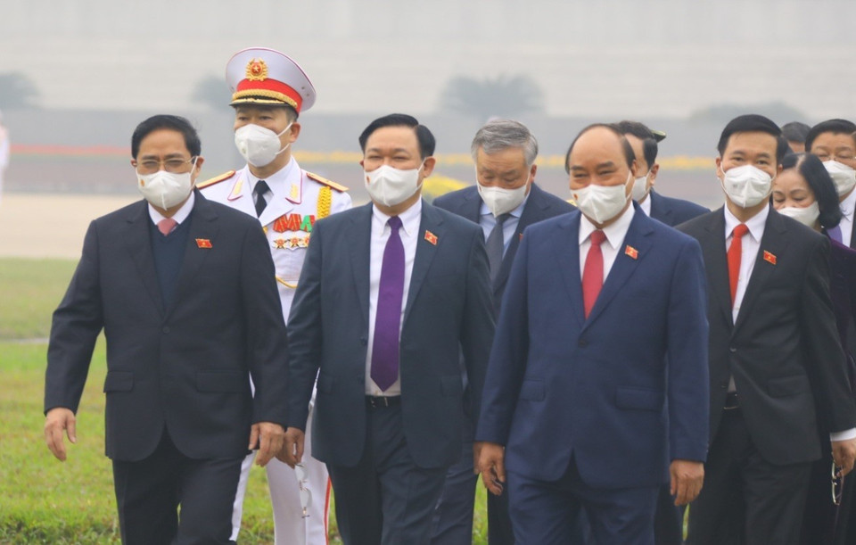 Chủ tịch nước Nguyễn Xuân Phúc, Thủ tướng Chính phủ Phạm Minh Chính, Chủ tịch Quốc hội Vương Đình Huệ cùng các đại biểu Quốc hội vào Lăng viếng Chủ tịch Hồ Chí Minh. (Ảnh: Văn Điệp/TTXVN)