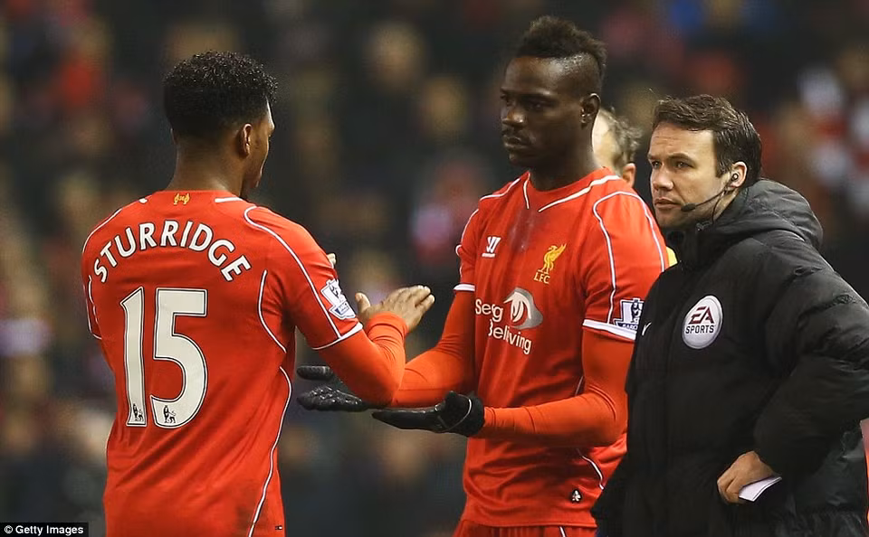 Trước tình thế này, Rodgers quyết định tung Balotelli vào thay một Sturridge ở phút 74. 