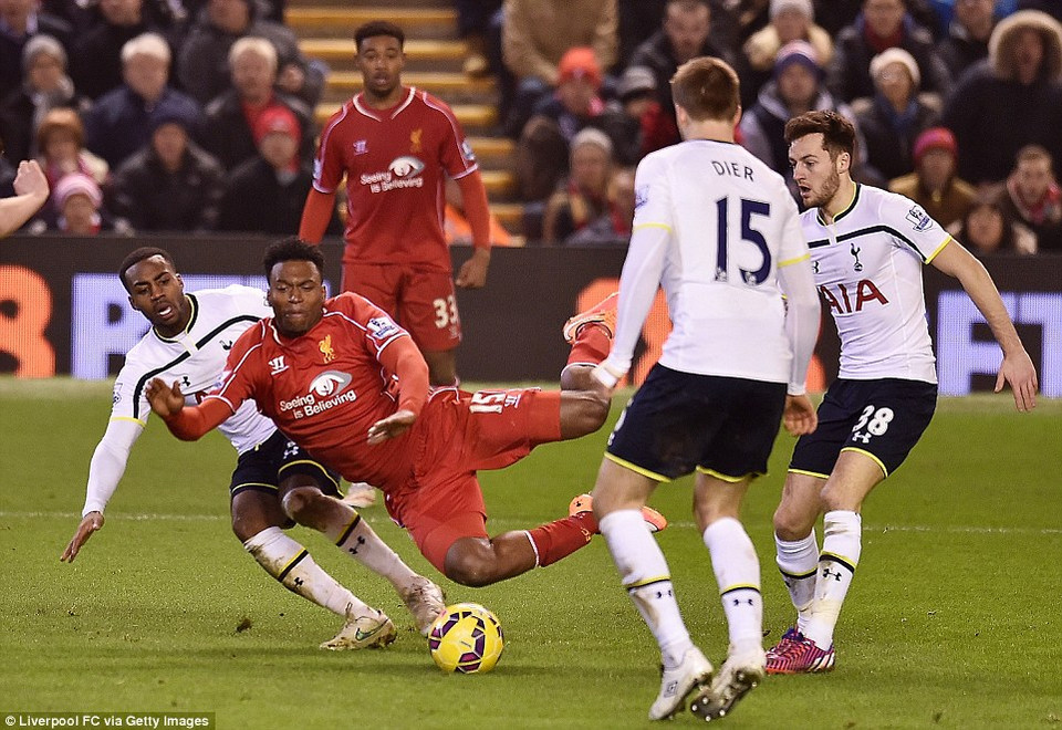 Ngay đầu hiệp 2, The Kop được hưởng penalty sau khi Sturridge bị phạm lỗi trong vòng cấm.