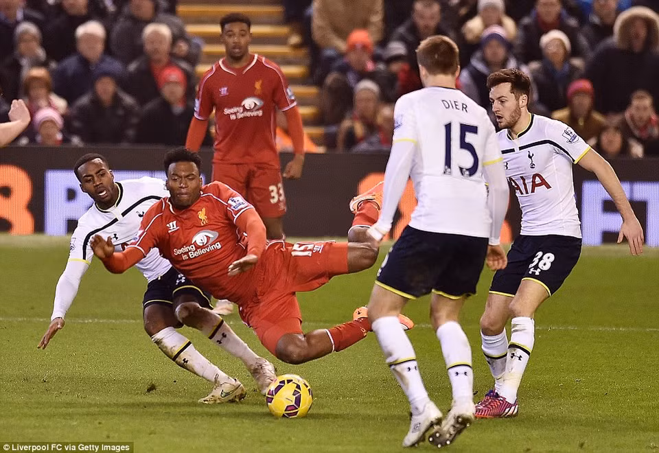 Ngay đầu hiệp 2, The Kop được hưởng penalty sau khi Sturridge bị phạm lỗi trong vòng cấm. 