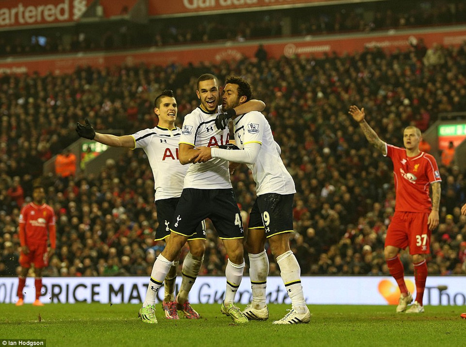 ...khi gỡ hòa với pha đệm bóng cận thành bằng đùi.