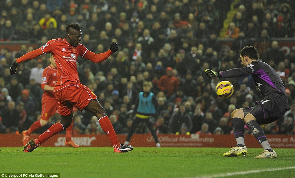 ... Balotelli đã lập công để ấn định chiến thắng 3-2 cho đội chủ nhà.