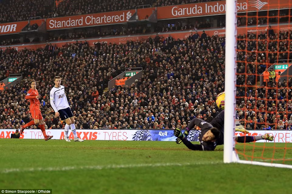 ...đưa Liverpool vượt lên dẫn 1-0. 
