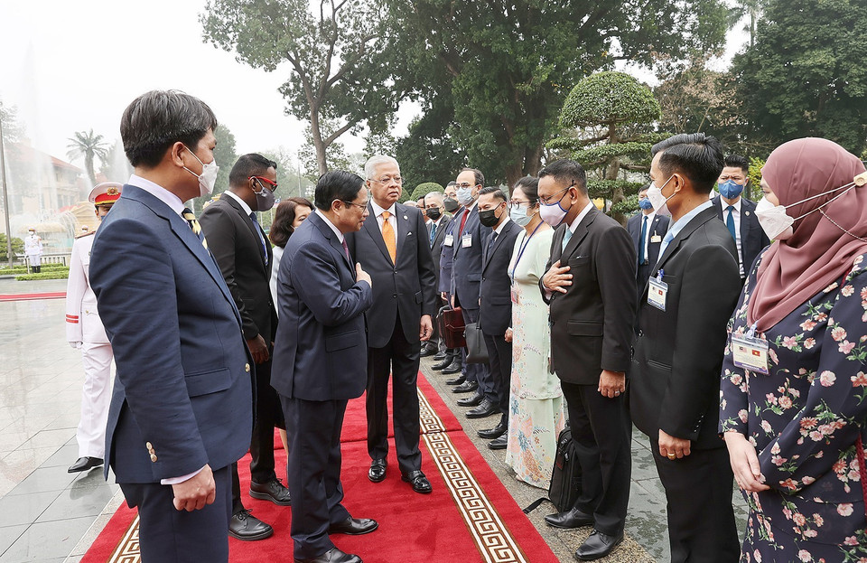 Thủ tướng Malaysia Dato’ Sri Ismail Sabri bin Yaakob giới thiệu với Thủ tướng Phạm Minh Chính thành viên Đoàn đại biểu Malaysia. (Ảnh: Dương Giang/TTXVN)