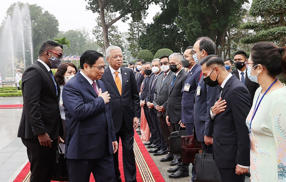 Thủ tướng Malaysia Dato’ Sri Ismail Sabri bin Yaakob giới thiệu với Thủ tướng Phạm Minh Chính thành viên Đoàn đại biểu Malaysia. (Ảnh: Dương Giang/TTXVN)