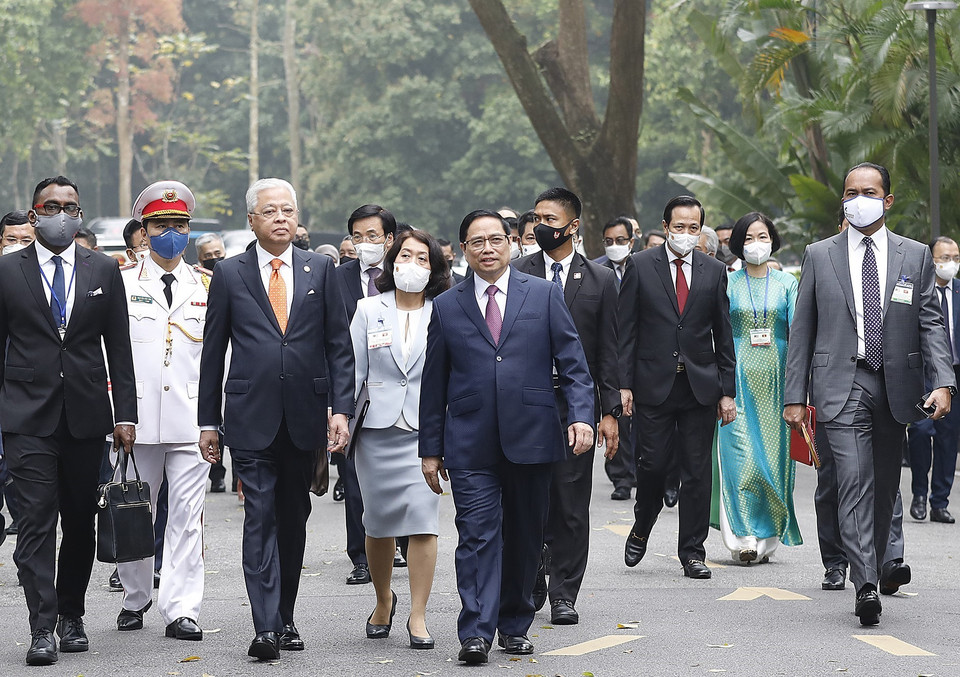 Thủ tướng Phạm Minh Chính và Thủ tướng Malaysia Dato’ Sri Ismail Sabri bin Yaakob tại Lễ đón. (Ảnh: Dương Giang/TTXVN)