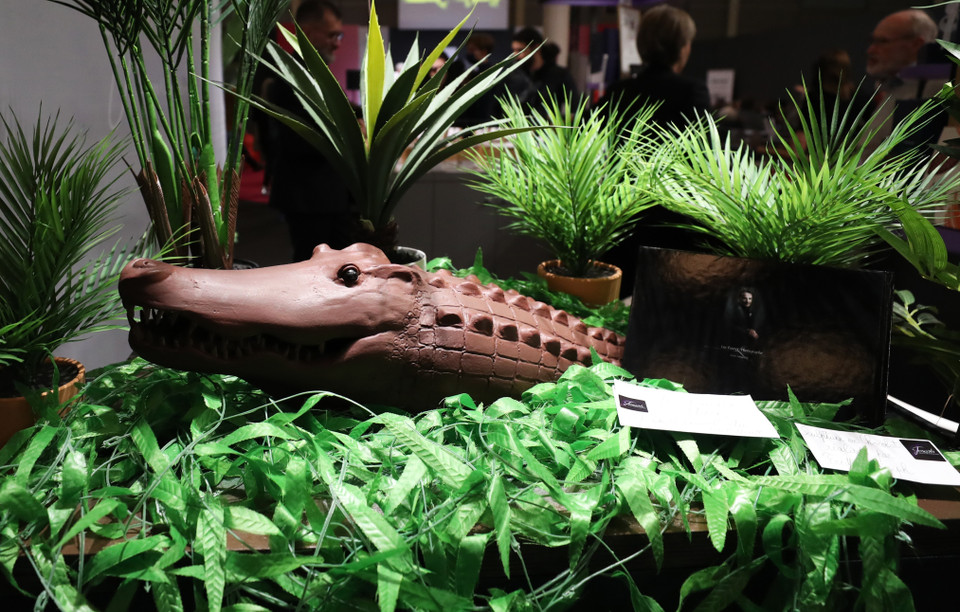 Một tác phẩm điêu khắc bằng Chocolate được trưng bày tại lễ hội Salon du Chocolat ở Paris, Pháp ngày 31/10/2022. Ảnh: THX/TTXVN