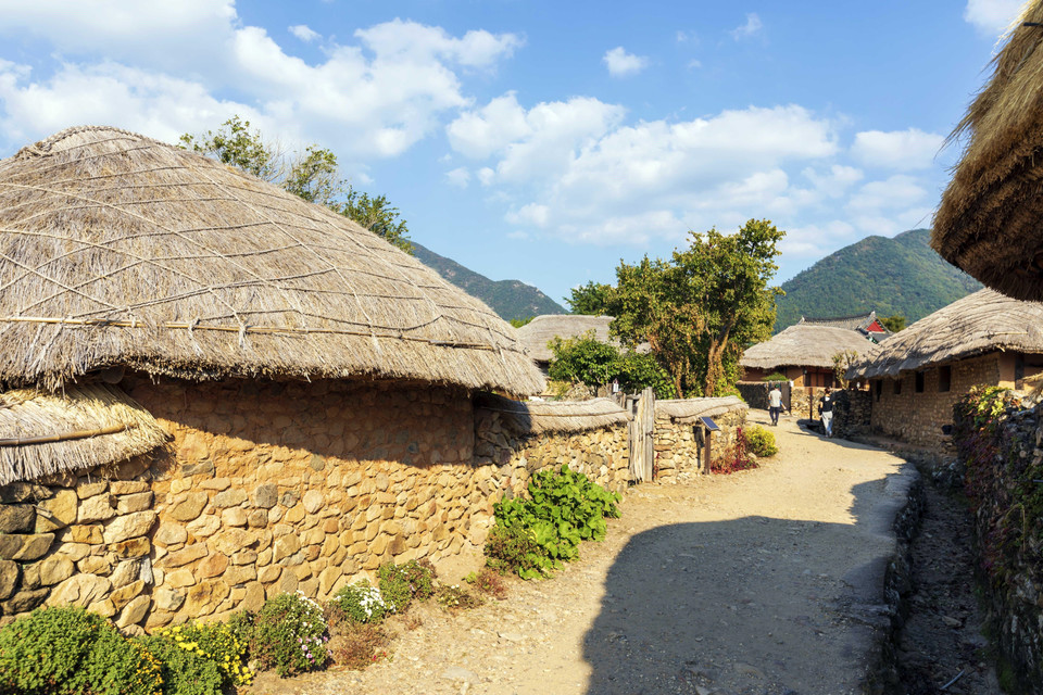 Tường nhà ở làng Naganeupseong được xây bằng những hòn đá hộc to và có độ dày nhất định để giữ ấm vào mùa Đông và mát vào mùa Hè. (Ảnh: Anh Nguyên/TTXVN)