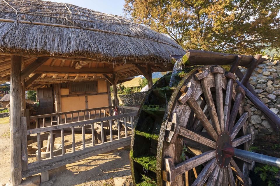 Cối giã gạo dùng sức nước ở Làng dân gian Naganeupseong. (Ảnh: Anh Nguyên/TTXVN)