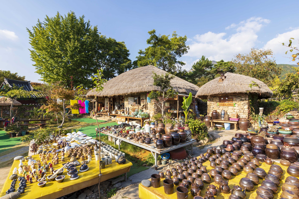 Người dân làng Naganeupseong vẫn duy trì các nghề truyền thống như làm gốm, nhuộm vải... (Ảnh: Anh Nguyên/TTXVN)