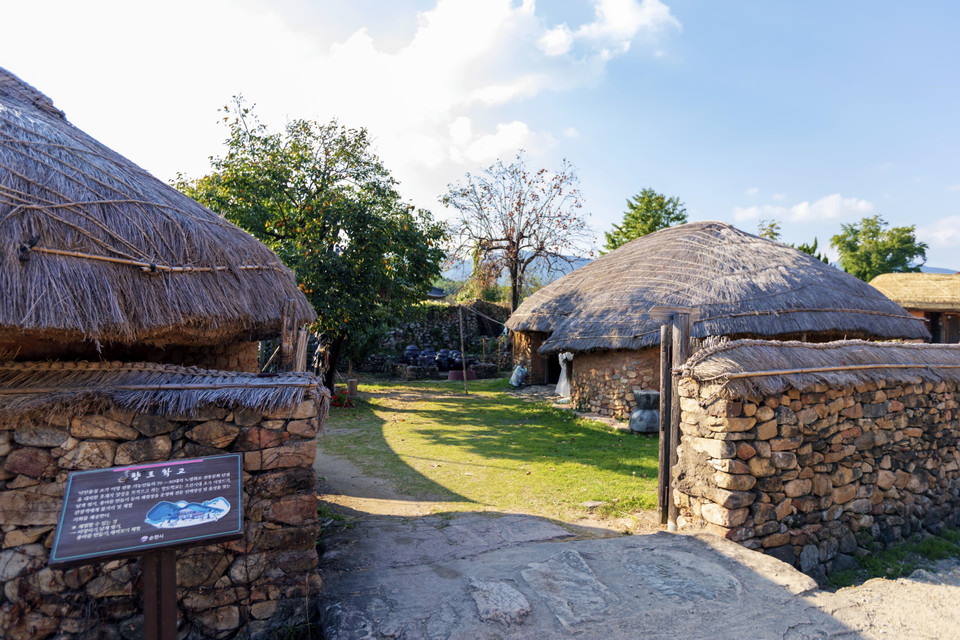 Với diện tích 59.504m2, ngôi làng có 4 cổng vào từ 4 hướng và bức tường đá cao 4m rộng từ 3-4m dài 1.410m bao quanh với khoảng 100 ngôi nhà truyền thống cùng 85 hộ dân và 229 nhân khẩu.(Ảnh: Anh Nguyên/TTXVN)